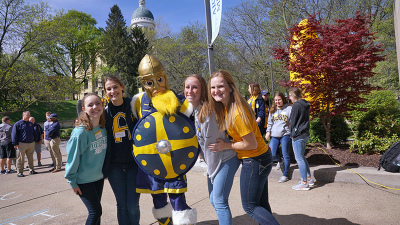 Students take a photo with Gus