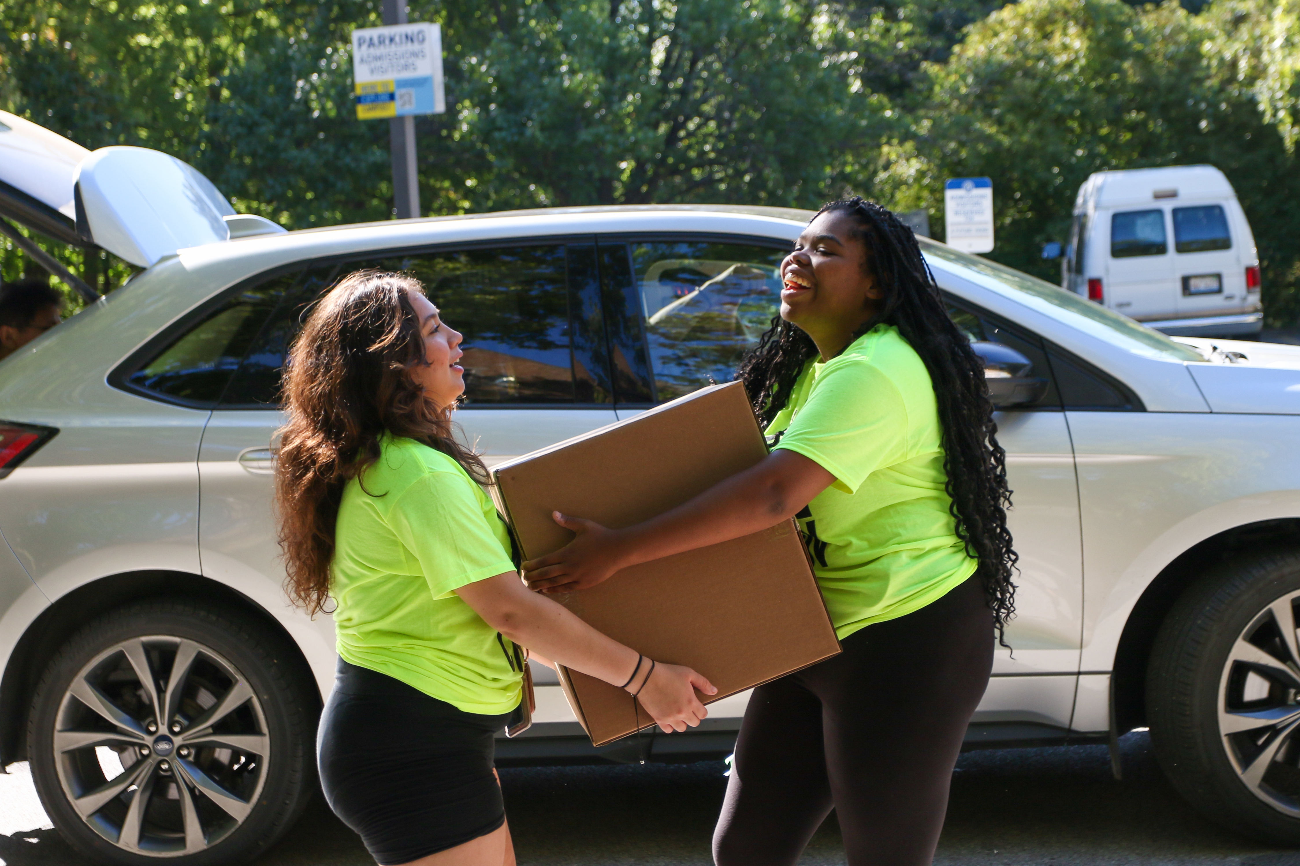 Student volunteers during move-in