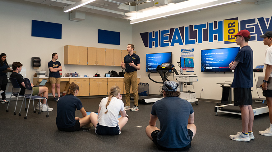 Jeff Mettler presenting to students