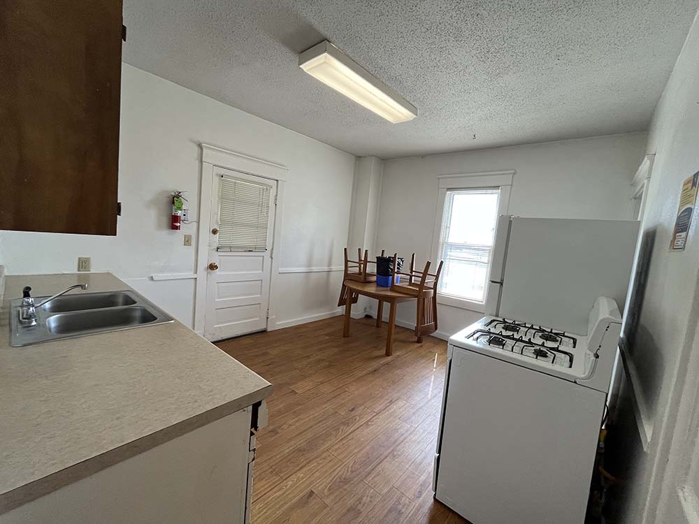 Bellman A kitchen and dining room