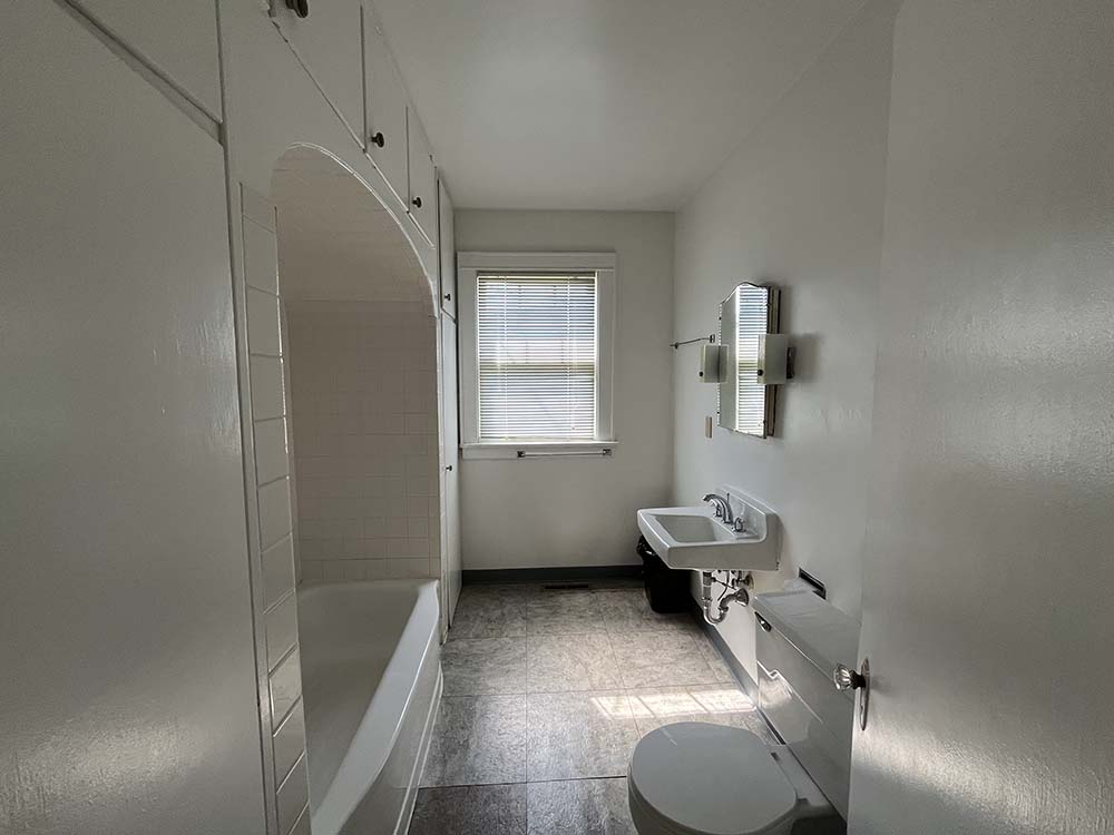 Gustav A bathroom