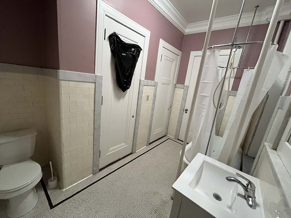 House on the Hill, apartment 1 bathroom