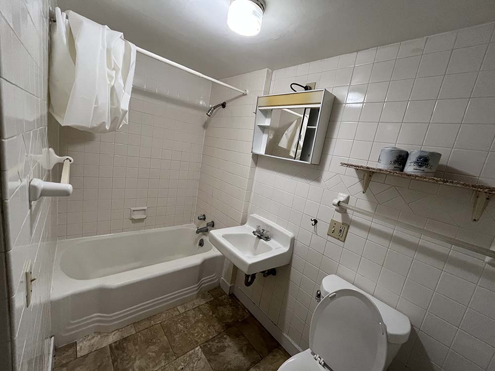 House on the Hill, apartment 2 bathroom