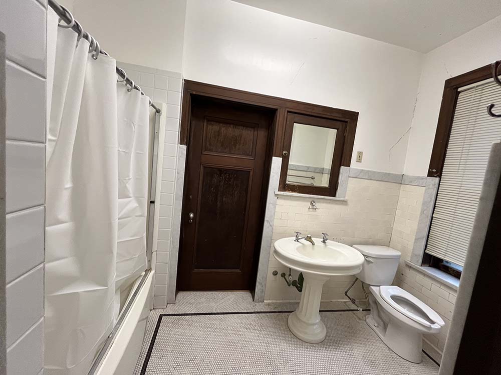 House on the Hill, apartment 4 bathroom