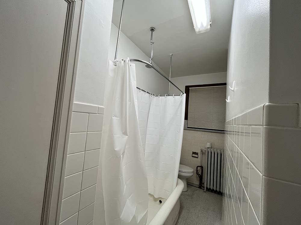 House on the Hill, apartment 5 bathroom