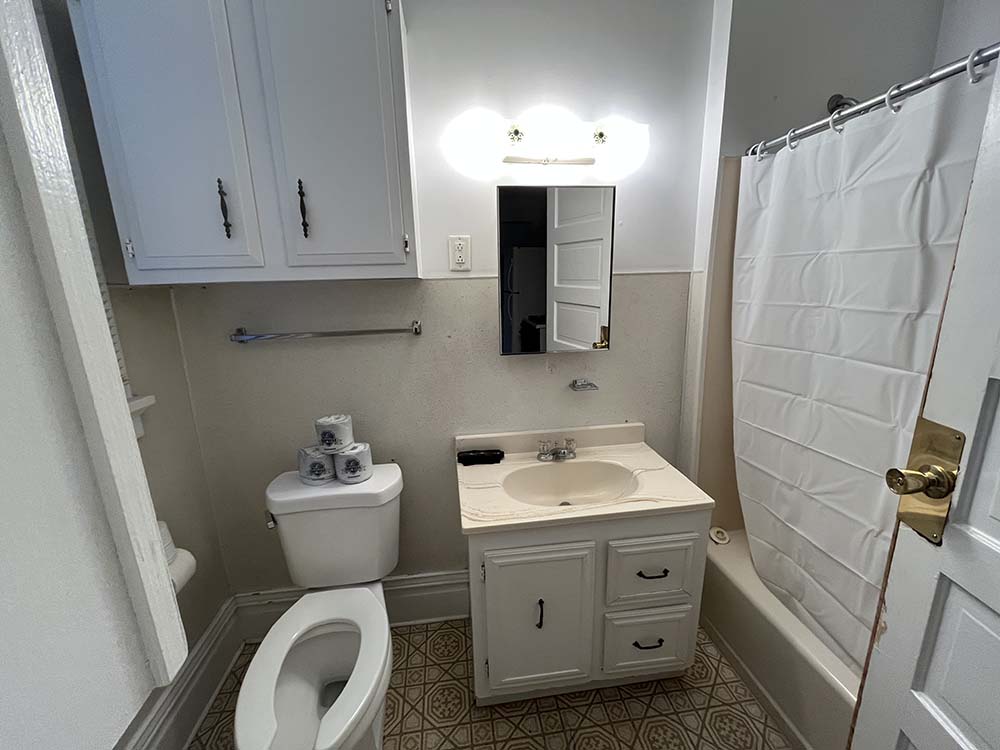 Loki A, bathroom