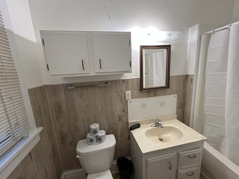 Loki B, bathroom