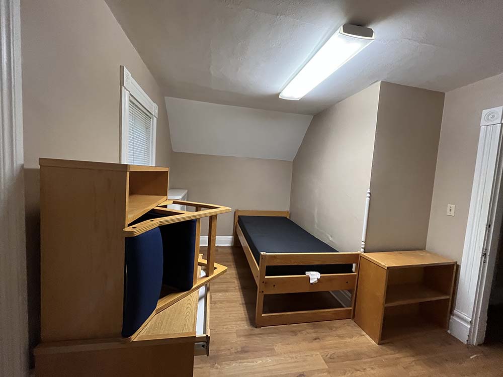 Zander bedroom 203