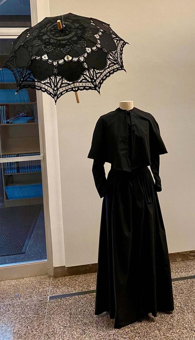 Elisa Wynn mourning costume