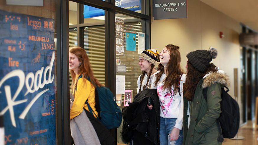 Students at the Reading/Writing Center